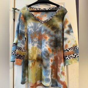 Tie dyed tunic with leopard print on sleeves